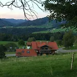 Mit Aussicht Im Bergdorf Im Allgaeu *