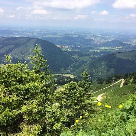 Mit Aussicht Im Bergdorf Im Allgaeu
