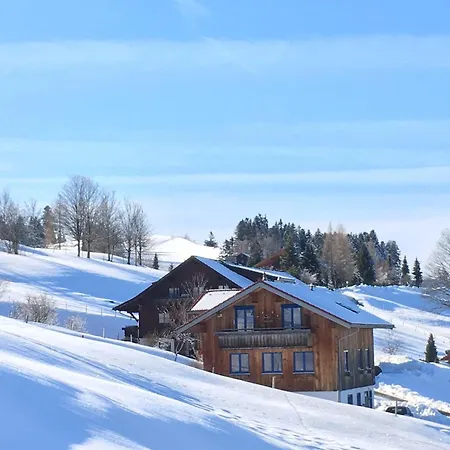 Mit Aussicht Im Bergdorf Im Allgaeu *